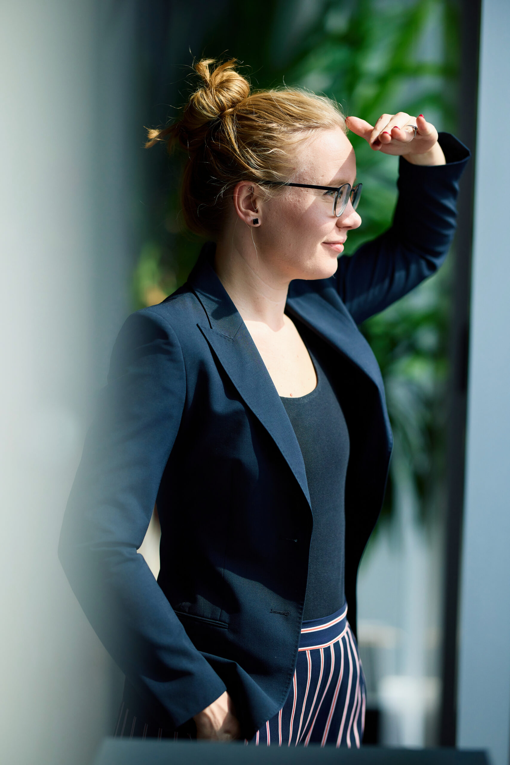 Mareike Walther im Oberkörperporträt mit sympathischem Blick in die Ferne